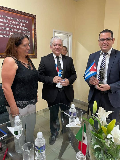 Académicos mexicanos de visita en Villa Clara reciben una estatuilla de Ernesto Che Guevara.