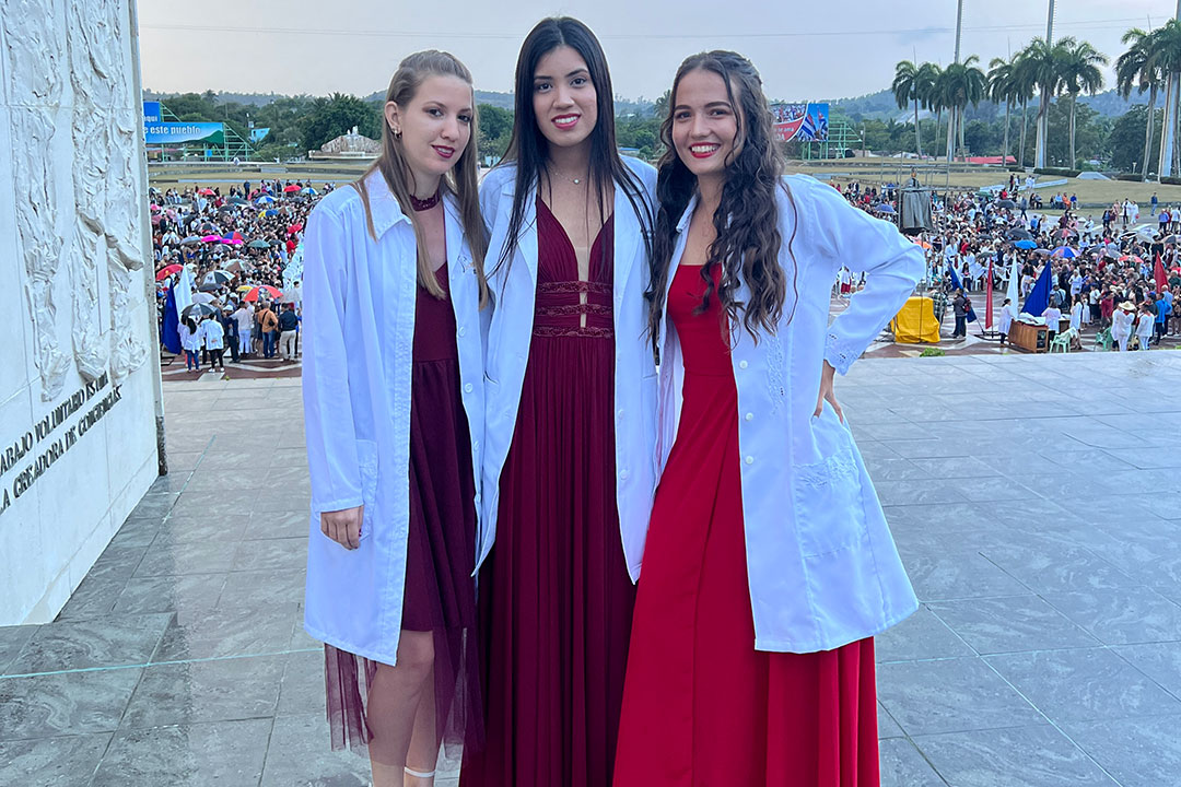 Merlin Hernández Rodríguez, Mery Karla Satorre Ley y Elys María Pedraza Rodríguez, graduadas integrales de la Universidad de Ciencias Médicas de Vila Clara.