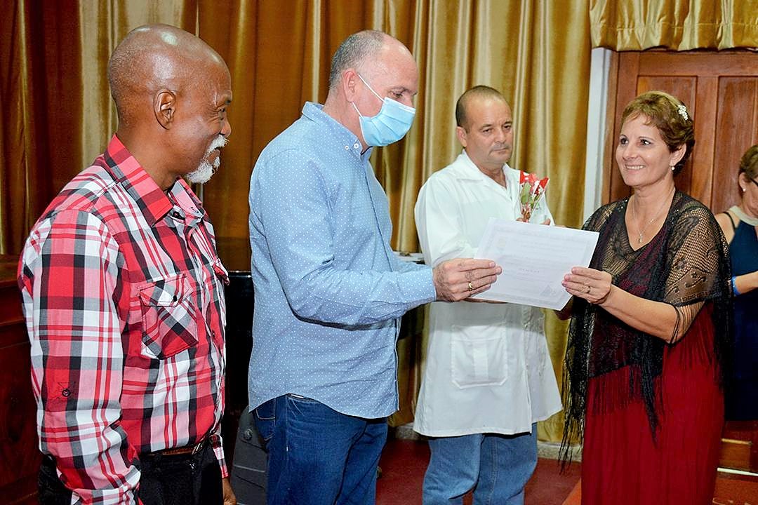 Entrega de premio a la Dra. Alina Artiles Santana.