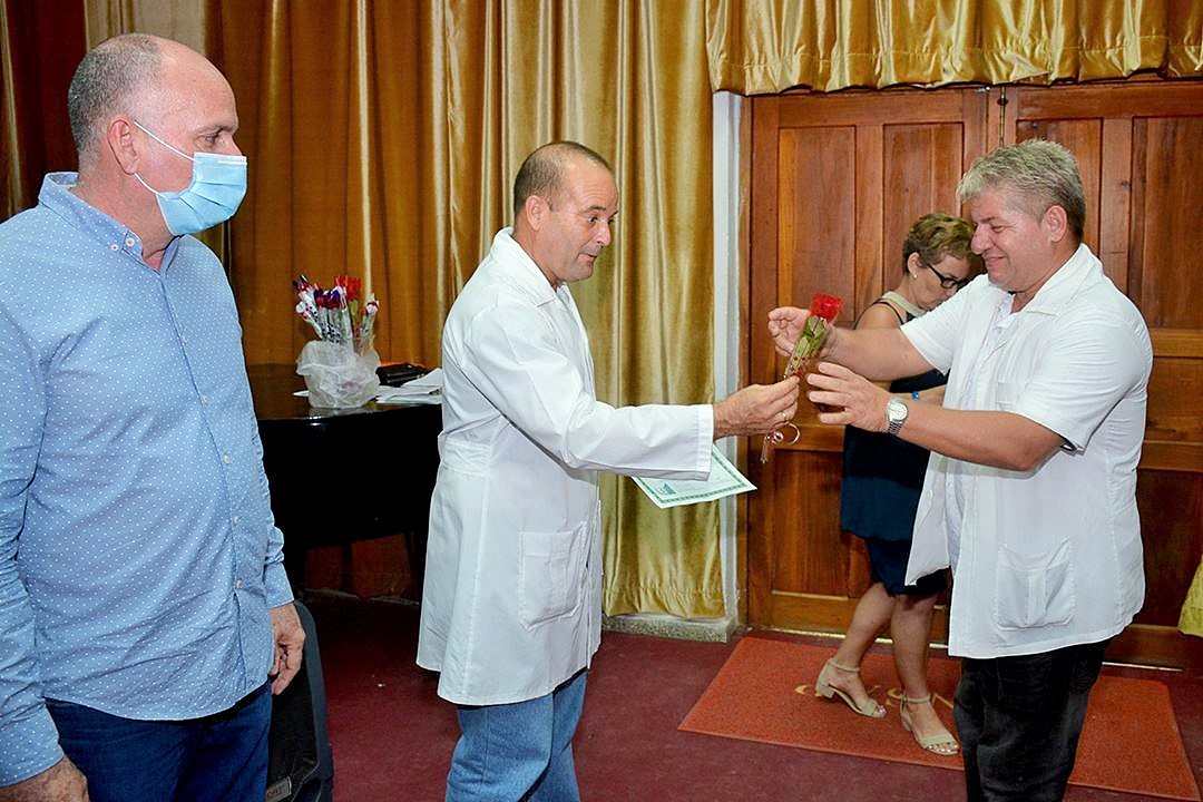 El Dr. Noel Taboada Lugo recibe uno de los premios.