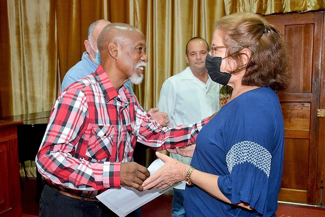 Entrega de premio a Dra. María Elena de la Torre Santos.