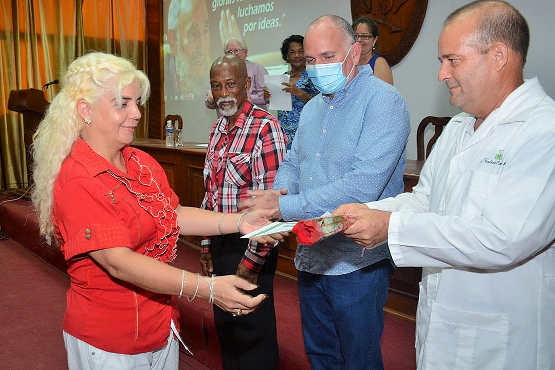 Entrega del premio a María Margarita Ríos Cabrera, del hospital universitario Arnaldo Milián Castro.