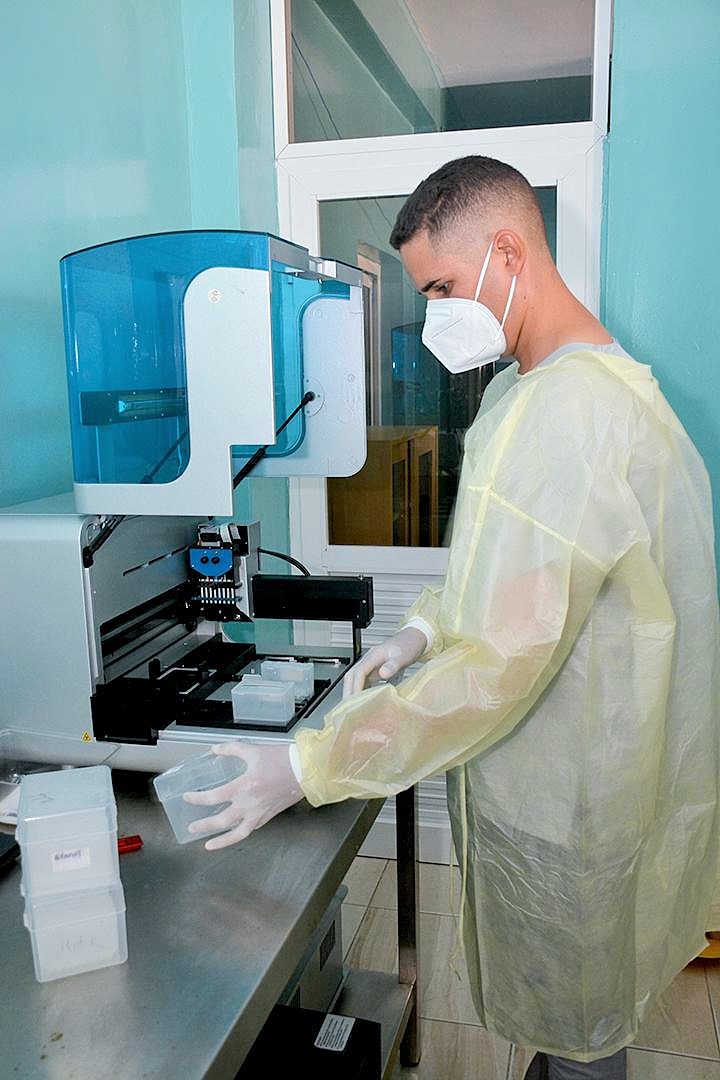 Manuel Jesús Hernández Martínez trabajando en el Laboratorio de Biología Molecular de Villa Clara.