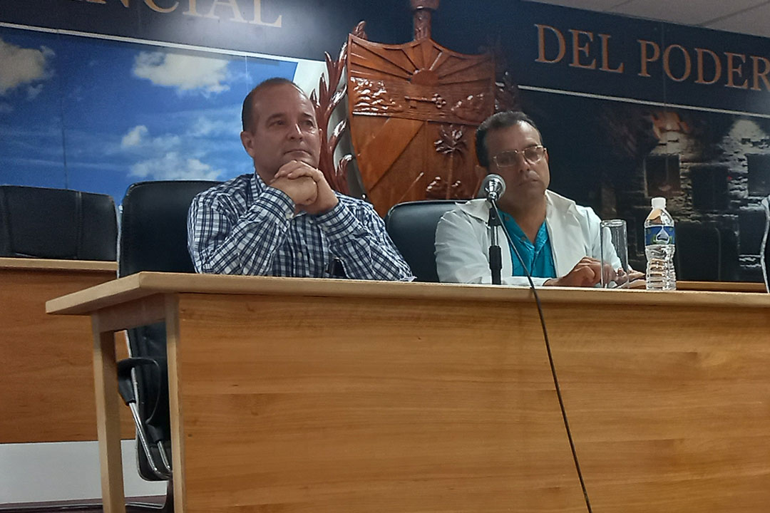 Calixto Orozco Muñoz, rector de la UCM, y Osmery Prado Sosa, funcionario del vice rectorado docente académico.  