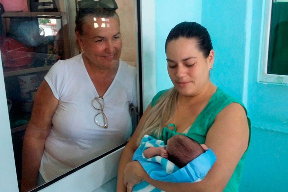 Familiar visita a través de un cristal a la madre y el lactante que permanecen en el servicio Piel a Piel.