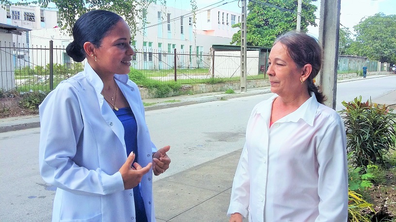 Liset junto a la Dra. Ismari Oliva Machado, jefa del Departamento de Genética provincial y máster en Asesoramiento Genético