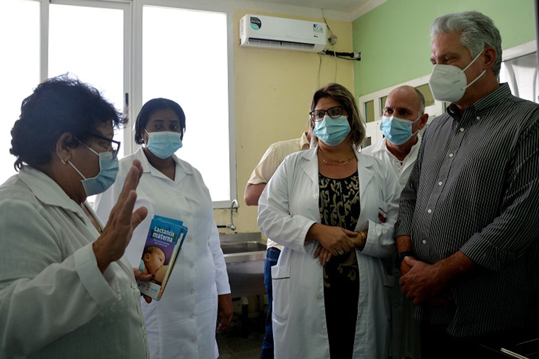 Reciente visita del presidente cubano, Miguel Díaz-Canel, al Banco de Leche Humana  del hospital ginecobstétrico de Santa Clara, Cuba.