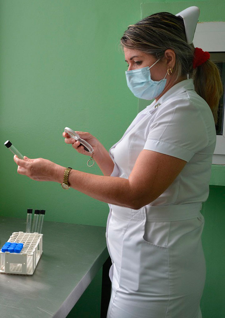 Enfermera trabajando en el Banco de Leche Humana, en el hospital ginecobstétrico de Santa Clara, Cuba.