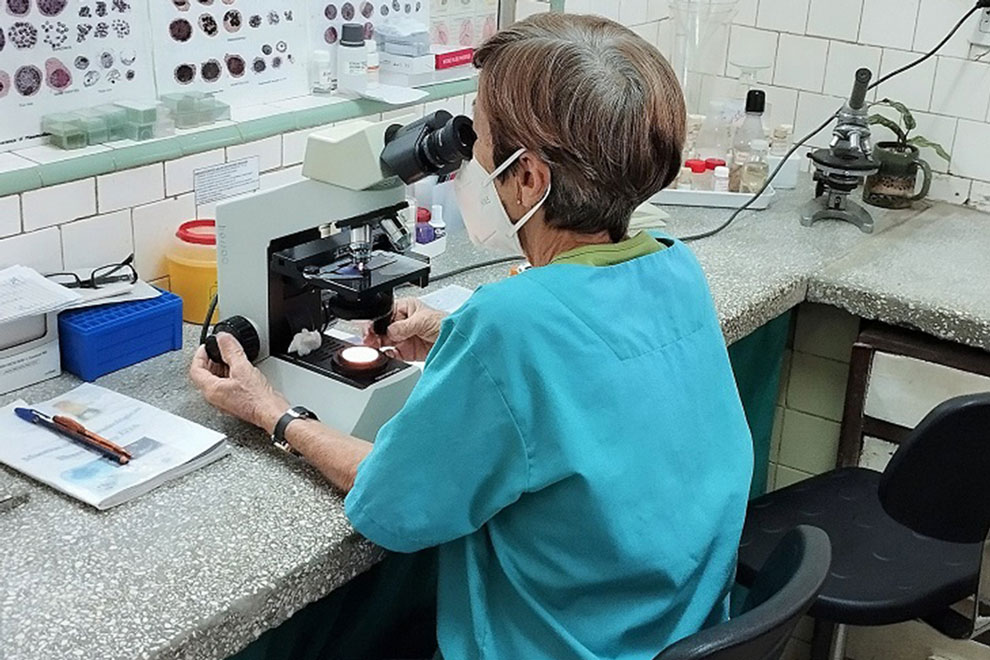 Marina Marrero observa a través del microscopio.