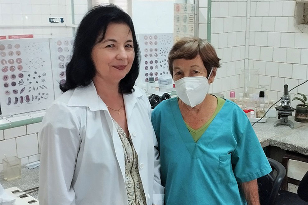 Marina Marrero junto a la doctora María de Lourdes Sánchez, directora del Laboratorio de Microbiología y Química Sanitaria.