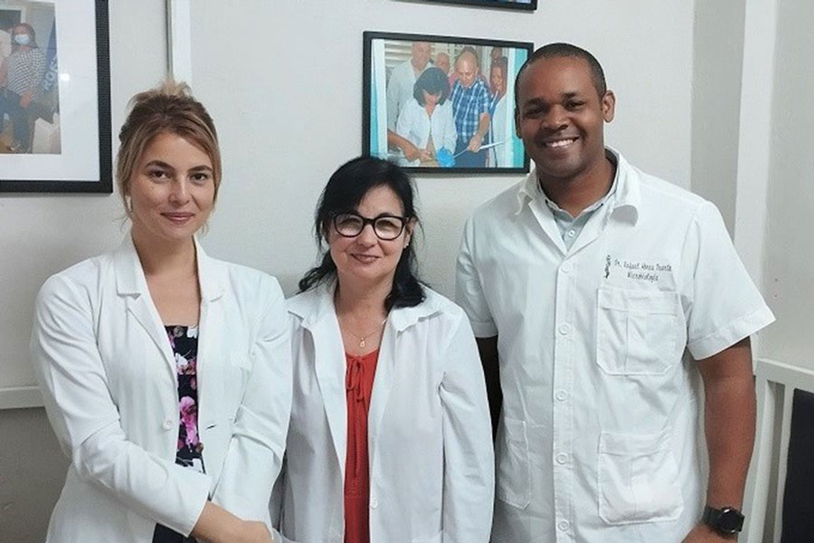 Con dos de sus compañeros de labores. La Dra. María de Lourdes Sánchez Álvarez, al frente del Laboratorio, y el Dr. Rafael Abreu Duarte.