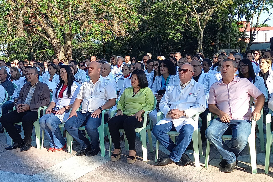 Presidencia del acto por el aniversario 40 del Programa del Médico y la Enfermera de la Familia.