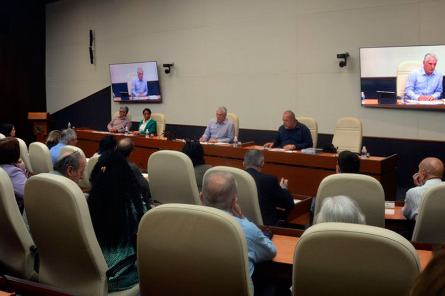 Encuentro del presidente cubano, Miguel Díaz-Canel, con científicos y expertos.