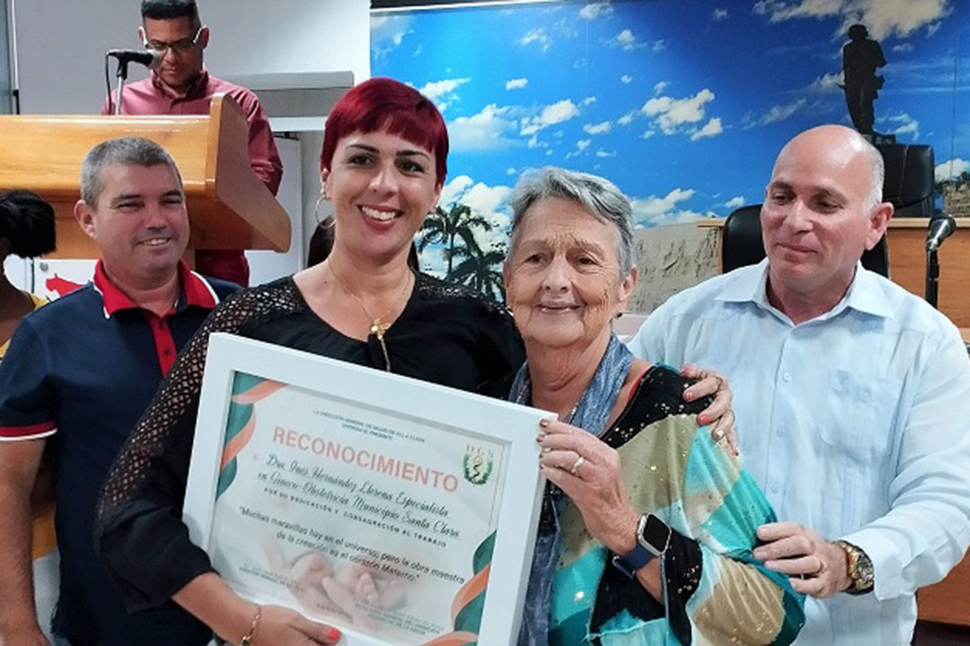 Dra. Leidy Saray Rodríguez Hernández entrega reconocimiento a su mamá, Dra, Inés Hernández Llerena, especialista de Ginecobstetricia.