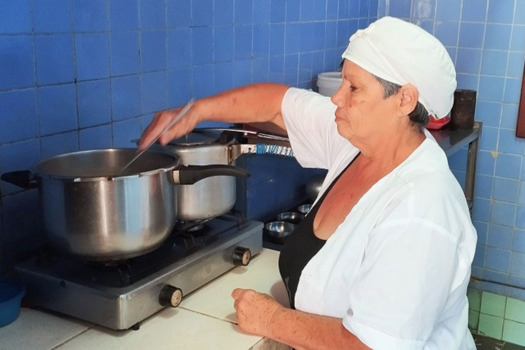 Cocinera del Centro de Retinosis Pigmentaria, de Villa Clara.