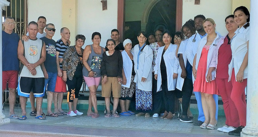 Parte del colectivo del Centro de Retinosis Pigmentaria, de Villa Clara, junto a pacientes.