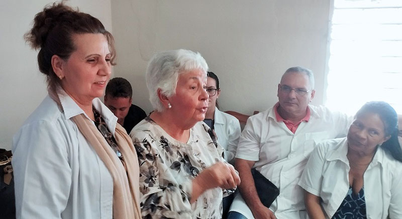 Dra. Norma Gómez García (en primer plano), al frente del Grupo Provincial de Pediatría.