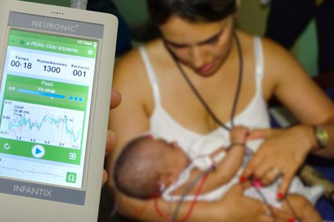 Madre con bebé con novedoso equipo médico