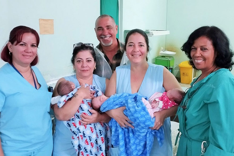 Dra. Yulexis Chaviano Diego; Miriam León Álvarez, la abuela materna, el Dr. José Antonio Marrero Martínez; Aracelys,  mamá de los trillizos, y la Dra. Olga María López Popa.