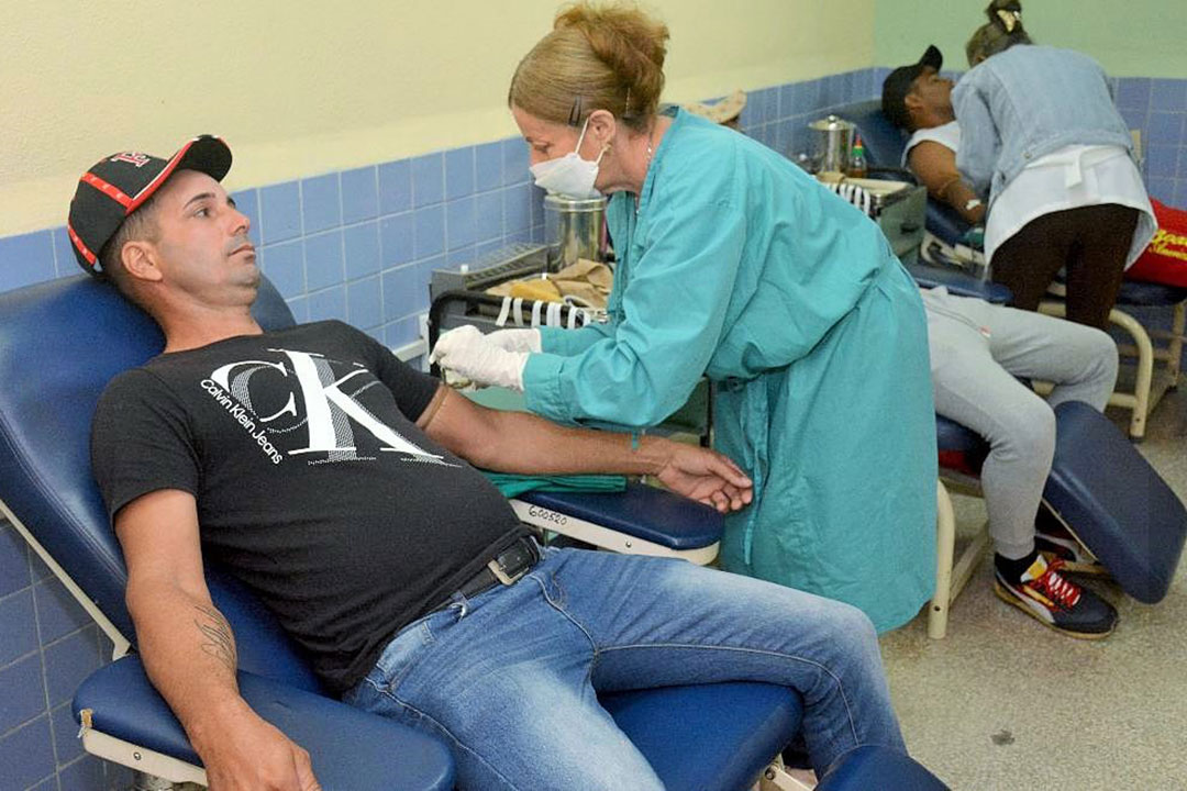 Personas realizando donaciones de sangre en el Banco Provincial de Sangre de Villa Clara.