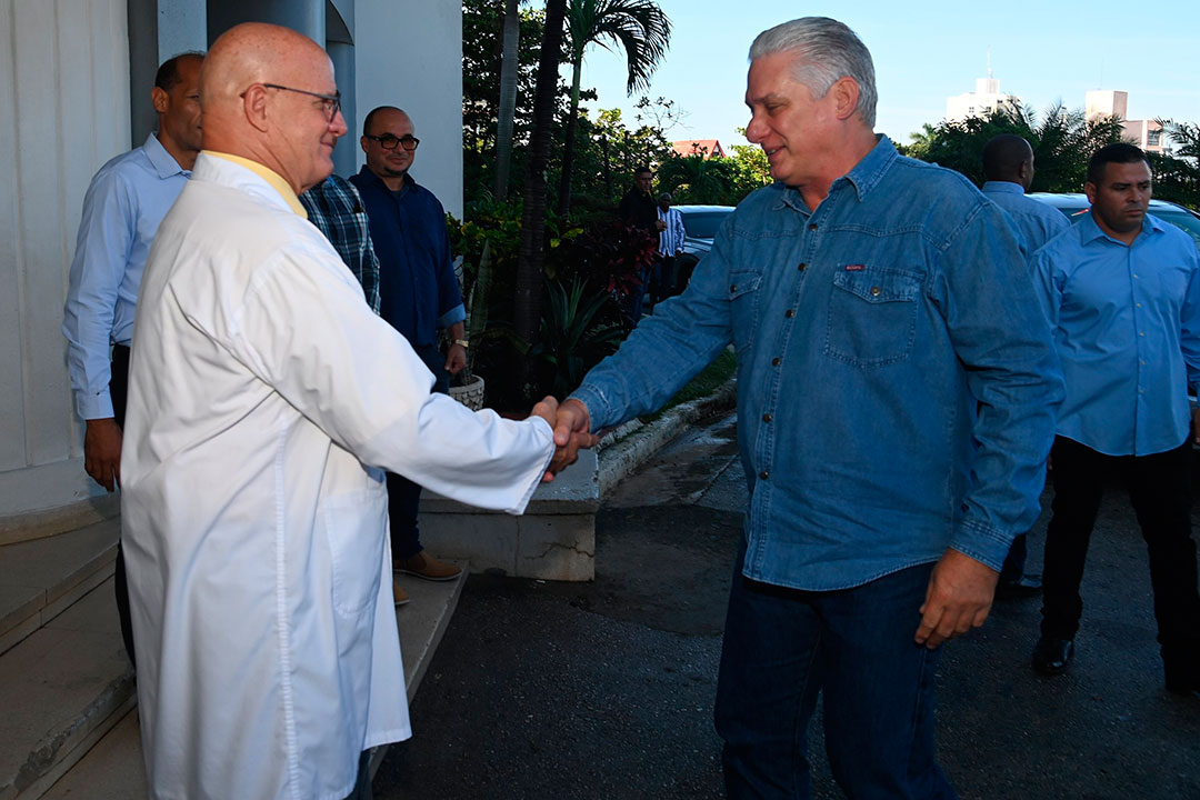 Doctor Roberto Balmaseda, director del hospital ortopédico Fructuoso Rodríguez, recibe al presidente cubano, Miguel Díaz-Canel Bermúdez.