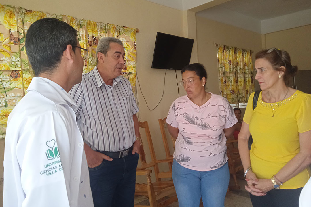 Vicegobernador de Villa Clara conversa con trabajadores del hogar materno de Camajuaní.