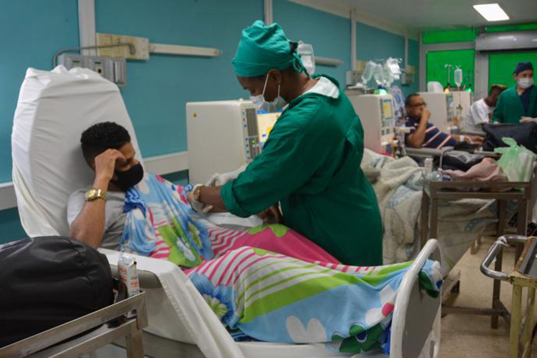 Pacientes en sala de hemodiálisis