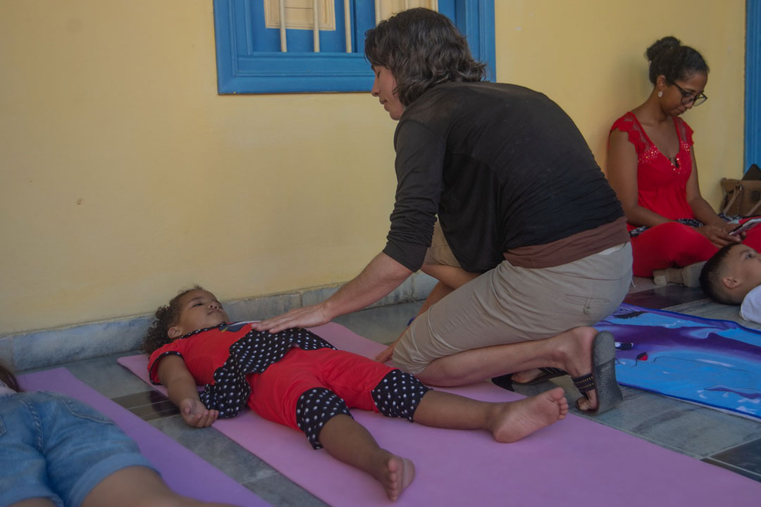 Máster Maite González con niños del proyecto Yoga Alegría.