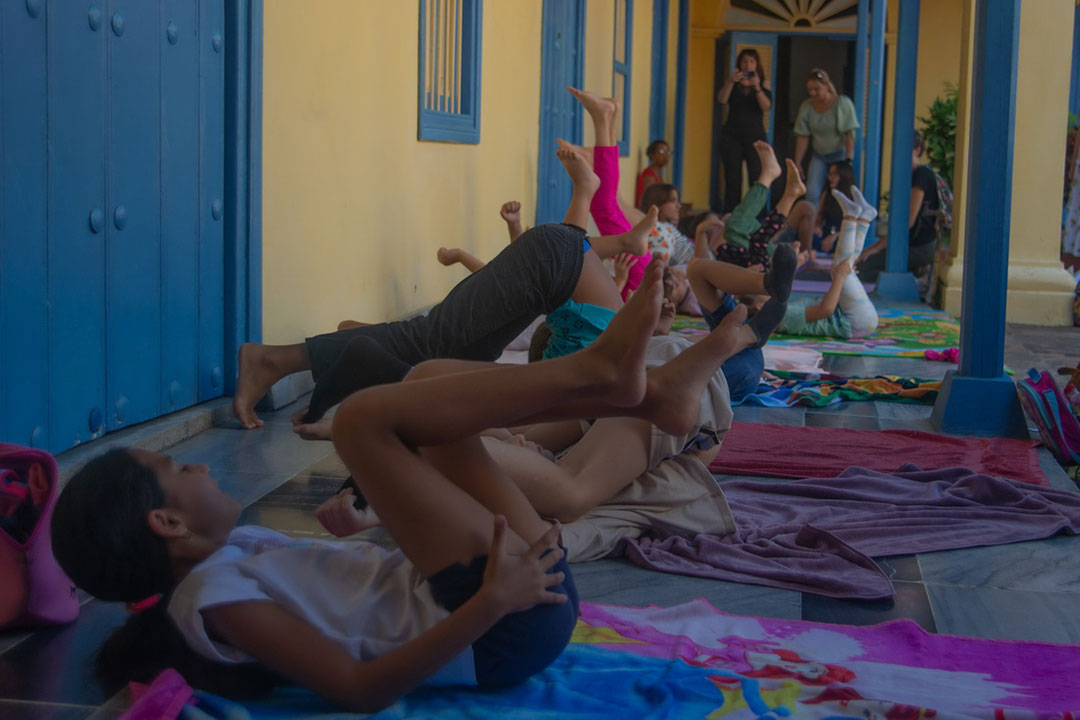 Niños realizan ejercicios en el proyecto Yoga Alegría.