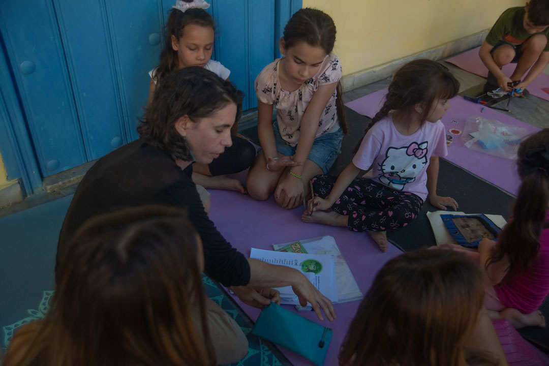 Niños con la instructora del proyecto Yoga Alegría.