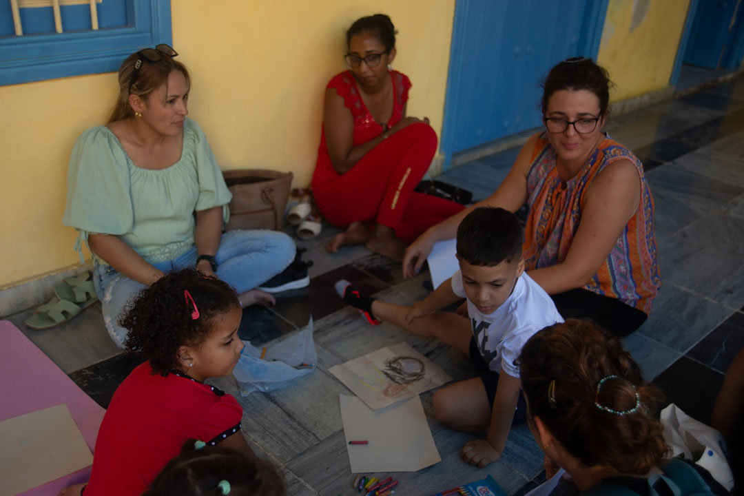 Madres junto a sus niños en el proyecto Yoga Alegría.