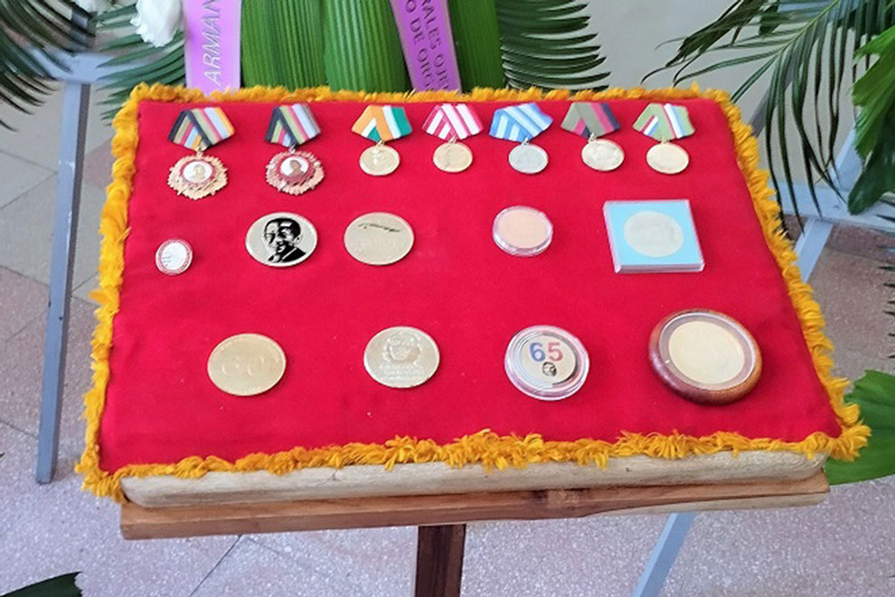 Condecoraciones recibidas por el doctor Armando Caballero.