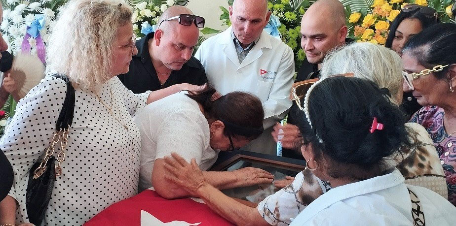 Despedida de los familiares al Dr. Armando Caballero.