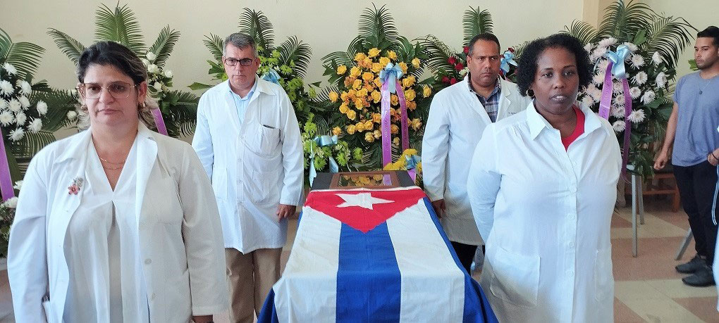 Guardia de honor de los principales directivos de las instituciones hospitalarias de la provincia.