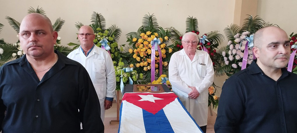 Guardia de honor de los hijos del Dr. Armando Caballero, quienes siguen su camino como médicos.