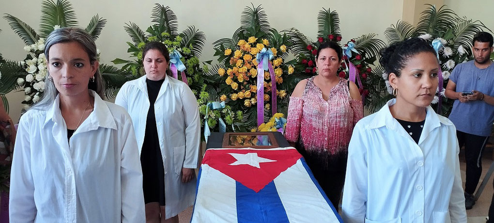 Guardia de honor de la secretaria general de la Central de Trabajadores de Cuba en Villa Clara.