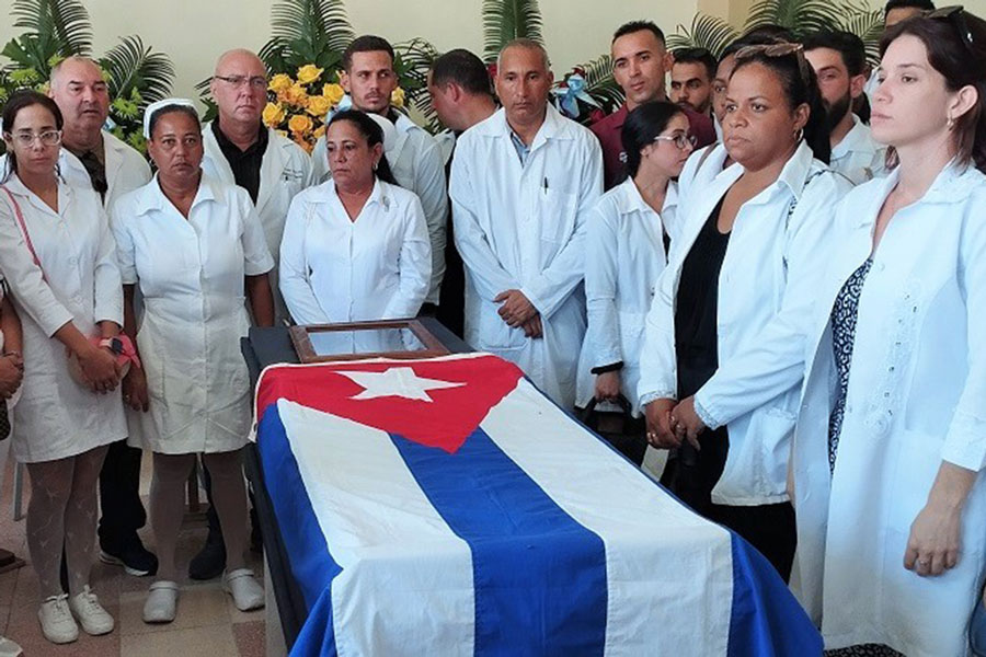 Homenaje de personal médico y de enfermería al fallecido doctor Armando Caballero.