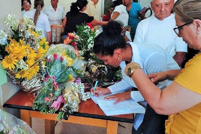 Firma del libro de condolencias por el fallecimiento del Dr. Armando Caballero.