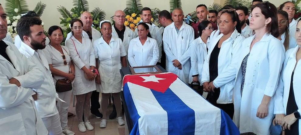 Homenaje de personal médico y de enfermería al fallecido doctor Armando Caballero.