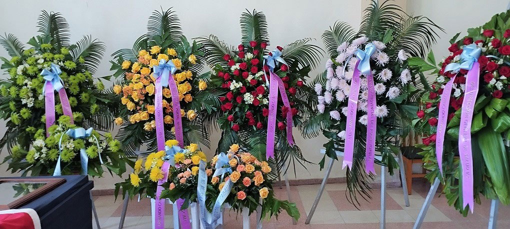 Ofrendas florales en honor al doctor Armando Caballero.