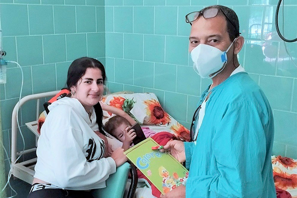 Paciente Nascheli Zerquera, junto a su mamá, y el Héroe del Trabajo Manuel Soliño.
