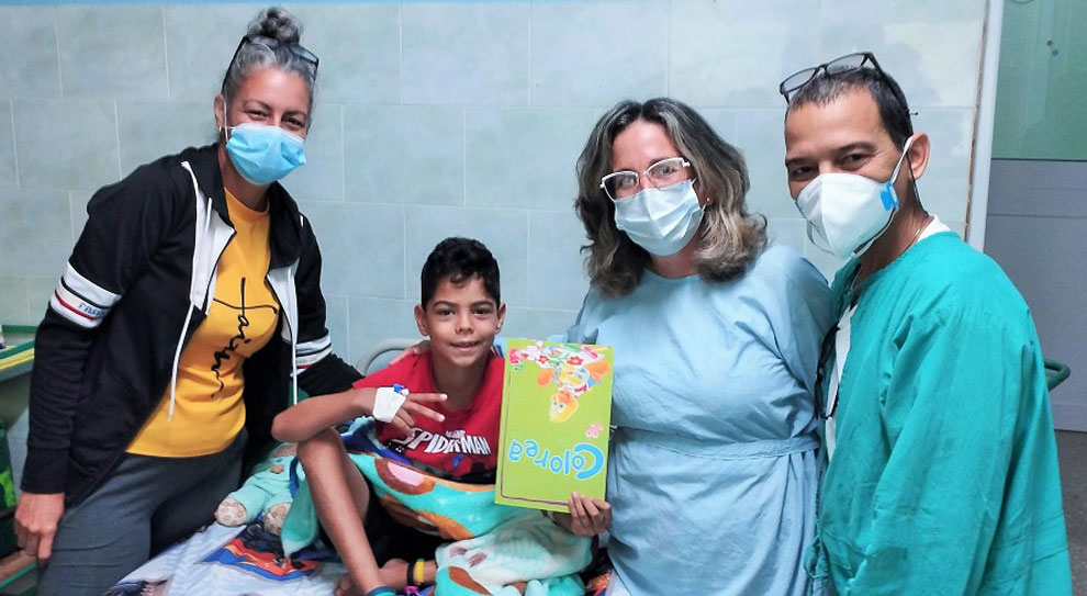 Paciente Caleb, su mamá, la doctora Marta Beatriz y Manuel Soliño, del complejo Santa Rosalía.
