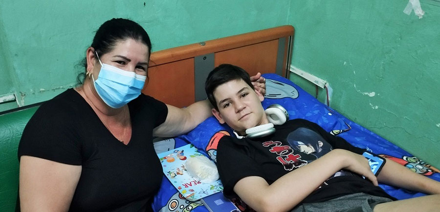 Paciente Luis Enrique Veitía y su mamá.