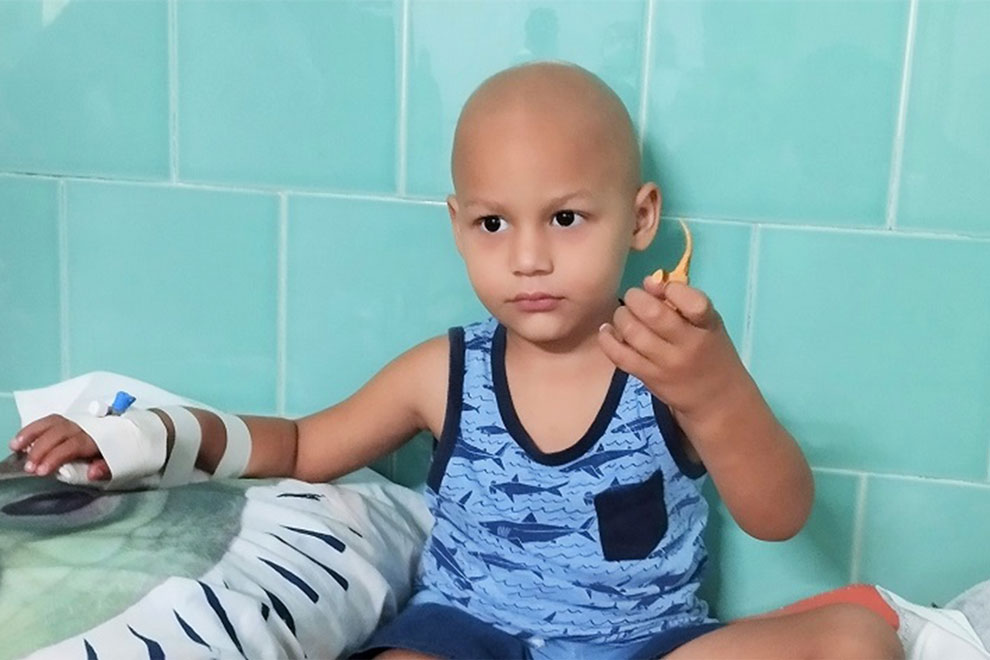 Paciente Yordan Daniel muestra su colección de pequeños animales.