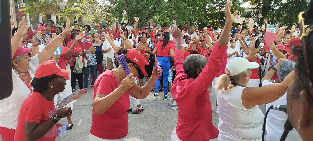 Integrantes de círuculos de abuelos.