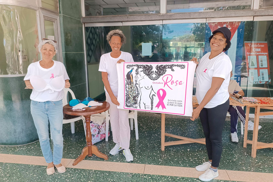 Integrantes del proyecto Octubre Rosa en jornada de concientización sobre el cáncer de mama..