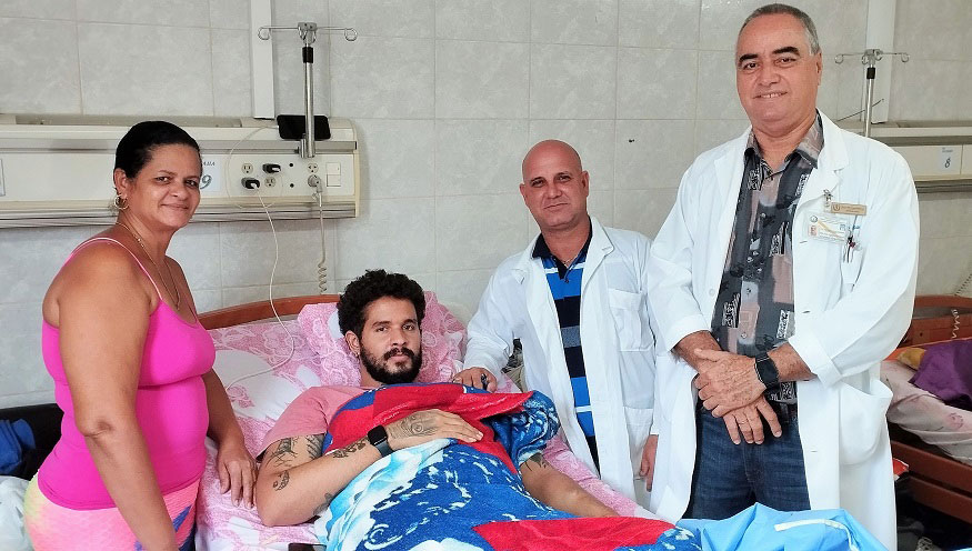 Jadier Juvier Bravo, joven sometido a trasplante renal hace un año, junto a su mamá y los médicos que lo atienden en el hospital de Villa Clara.