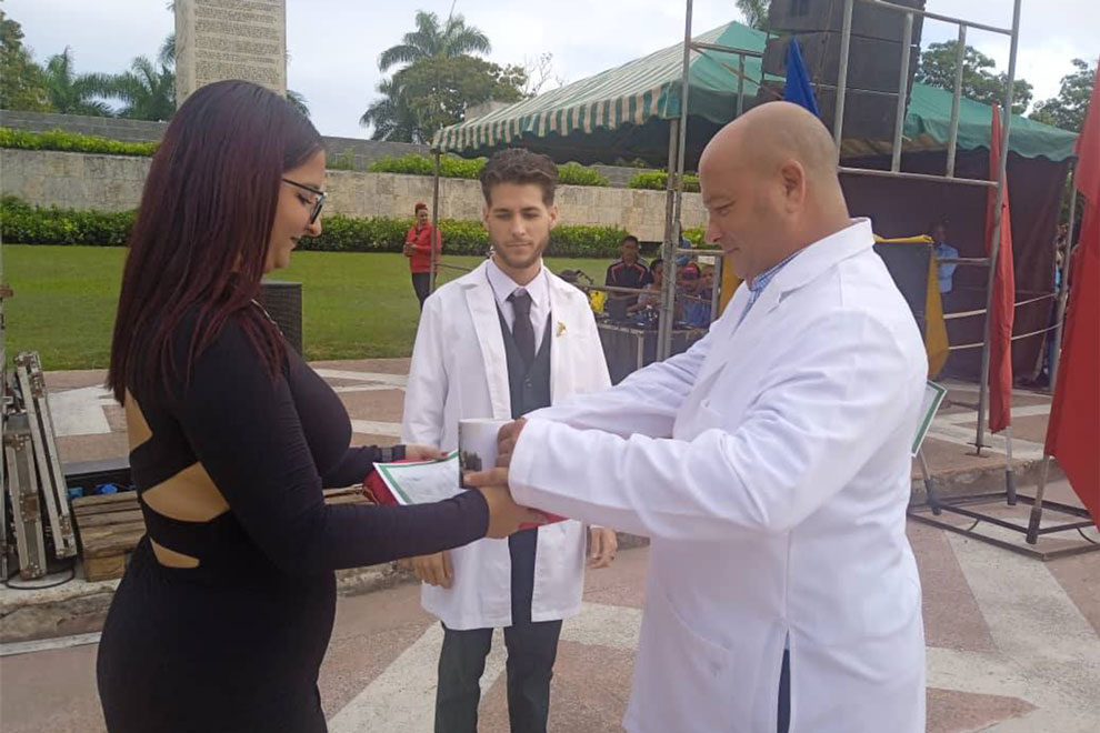 Graduado recibe diploma.