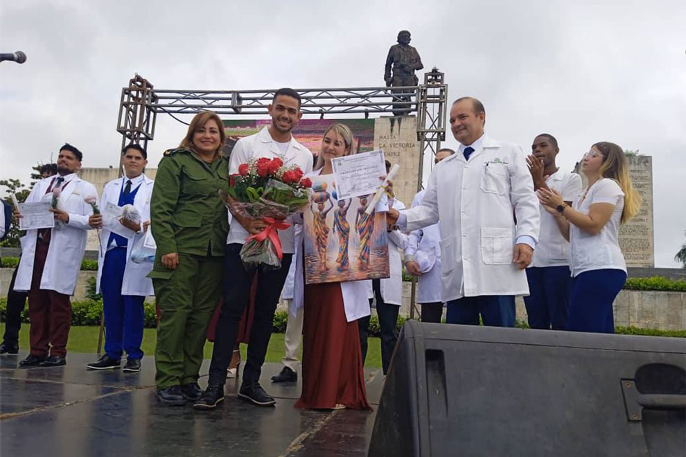 Reconocimiento a graduados de Ciencias Médicas.