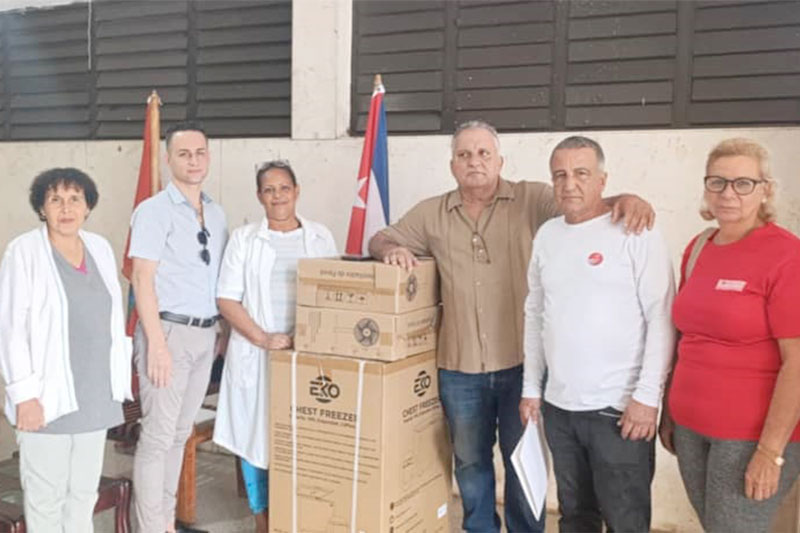 Momento de la entrega de Coptextel al hospital infanfil de Villa Clara